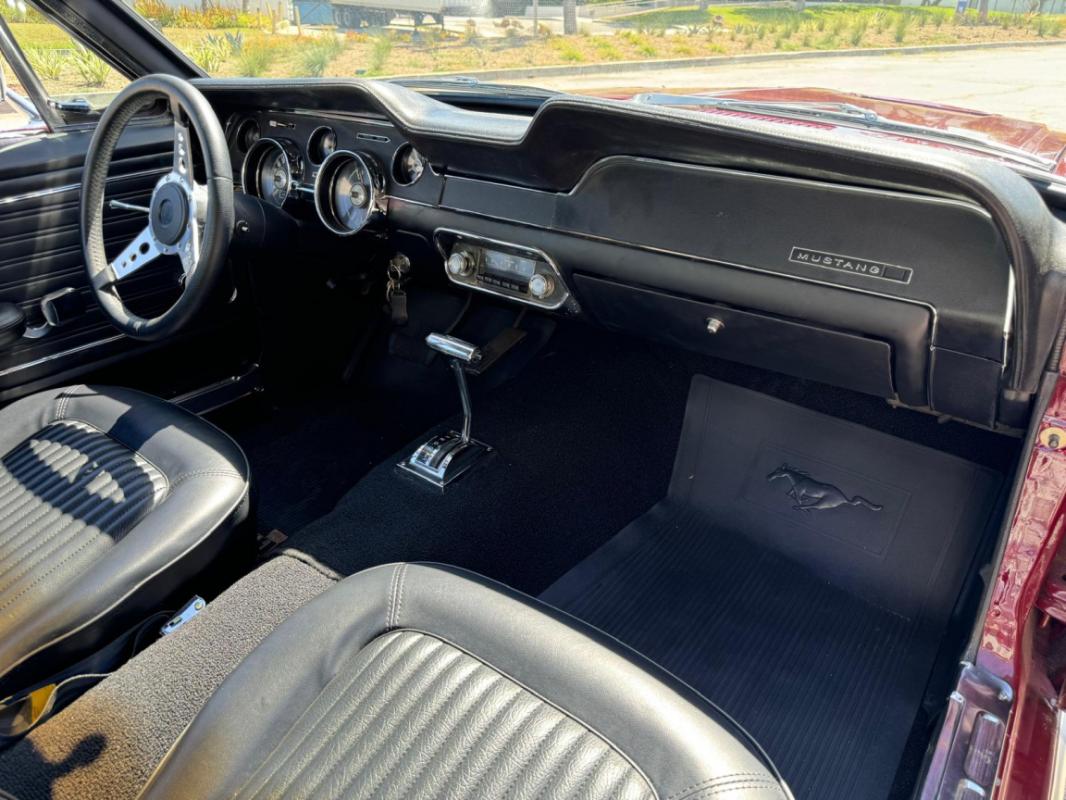 Ford Mustang - COUPE TOIT VINYLE NOIR ROUGE 1968 CODE C