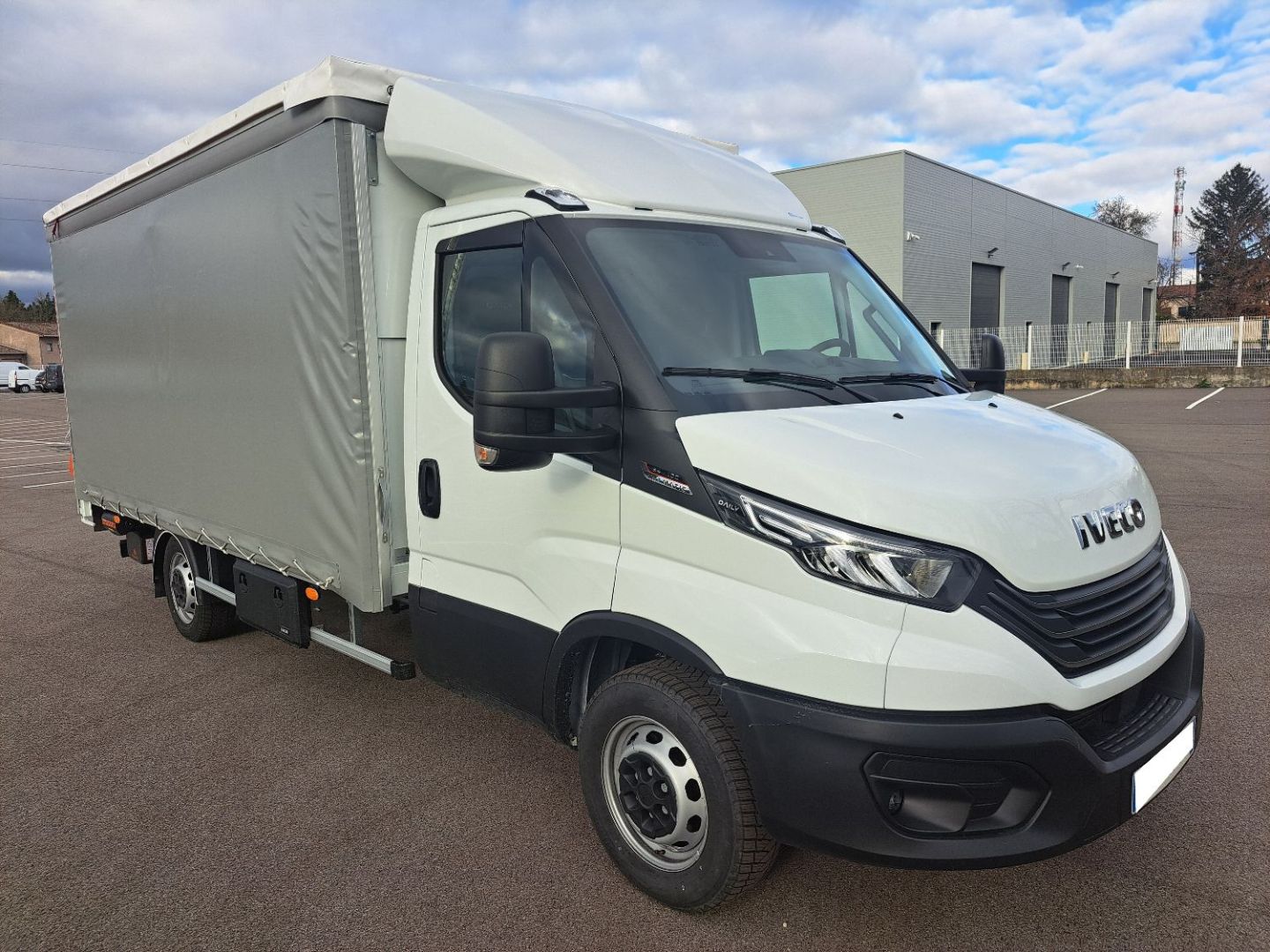 IVECO DAILY - 35S18 A8 REHAUSSABLE (2024)