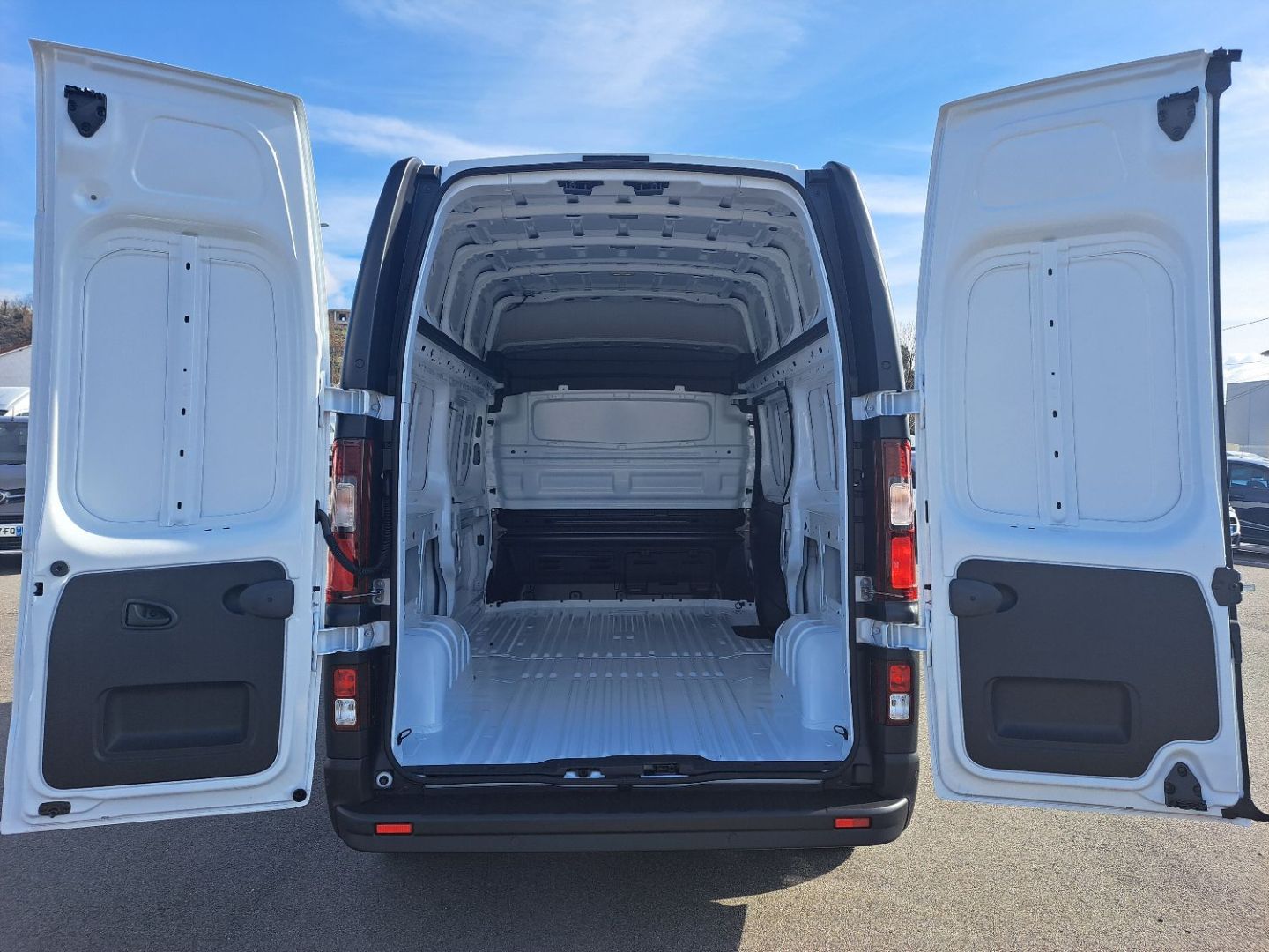 RENAULT TRAFIC FOURGON - L2H2 3T BLUE DCI 150 GSR2 RED EDITION PLUS