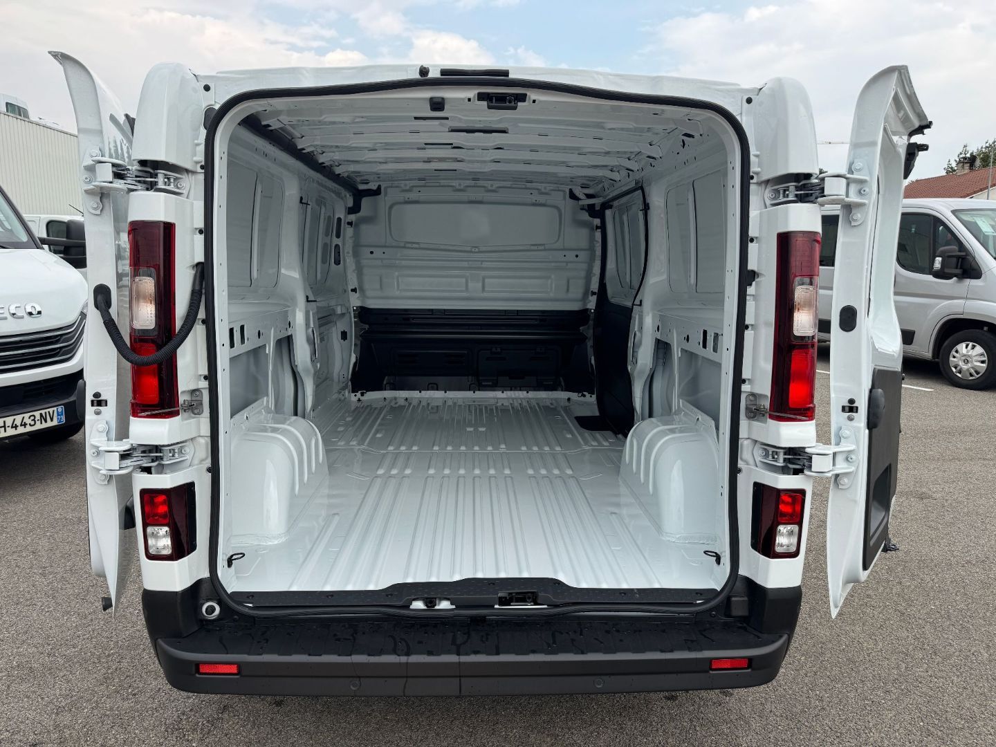 RENAULT TRAFIC FOURGON - L2H1 3T DCI 150 AUTO RED