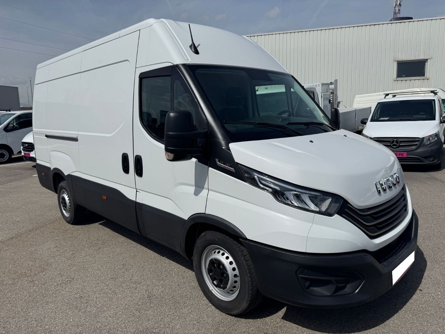 IVECO DAILY - 35S18H A8 V12 (2023)