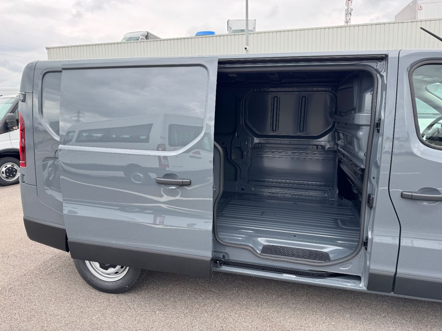 RENAULT TRAFIC FOURGON - L2H1 3T BLUE DCI 150 BVA9 GSR2 RED EDITION