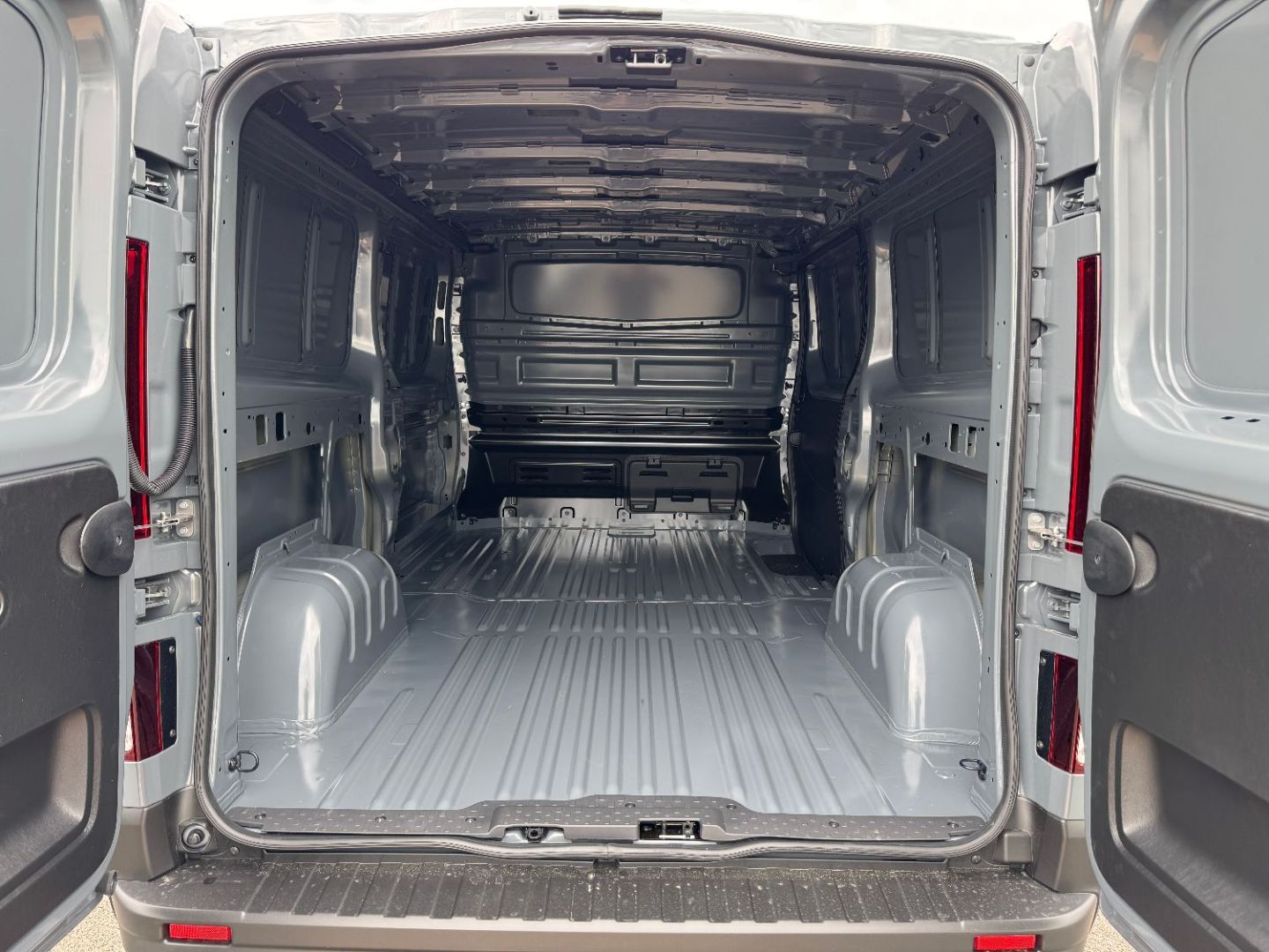 RENAULT TRAFIC FOURGON - L2H1 3T BLUE DCI 150 BVA9 GSR2 RED EDITION