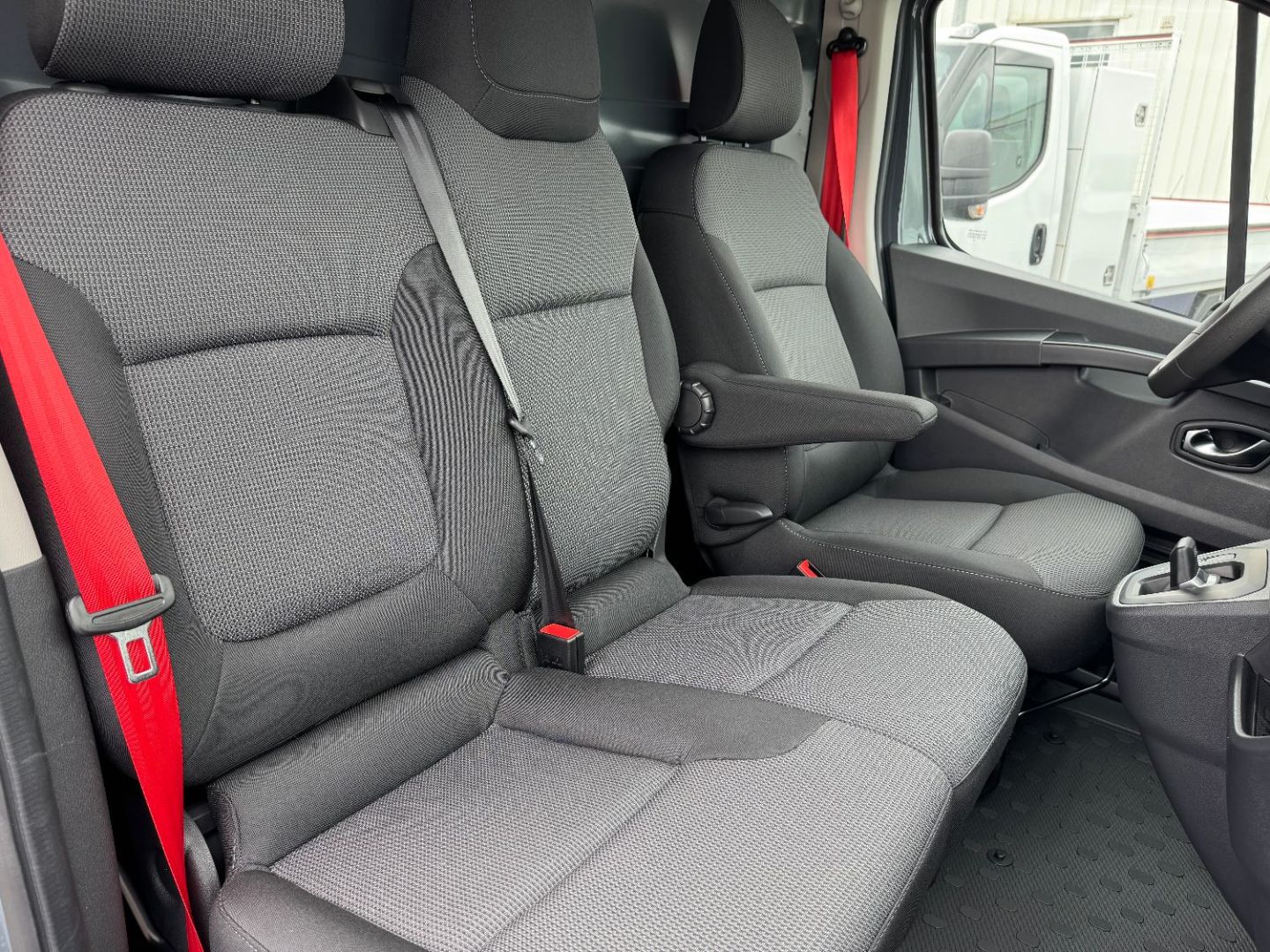 RENAULT TRAFIC FOURGON - L2H1 3T BLUE DCI 150 BVA9 GSR2 RED EDITION