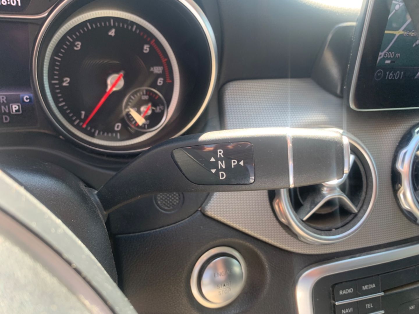 MERCEDES-BENZ GLA - 220D 4MATIC 7G-DCT SENSATION GPS