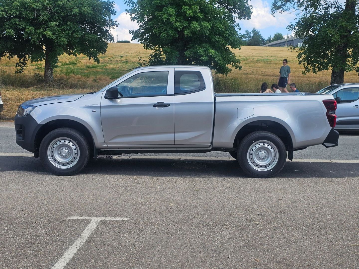 ISUZU D-MAX - 2.2L SPACE CABINE M T B-STRONG