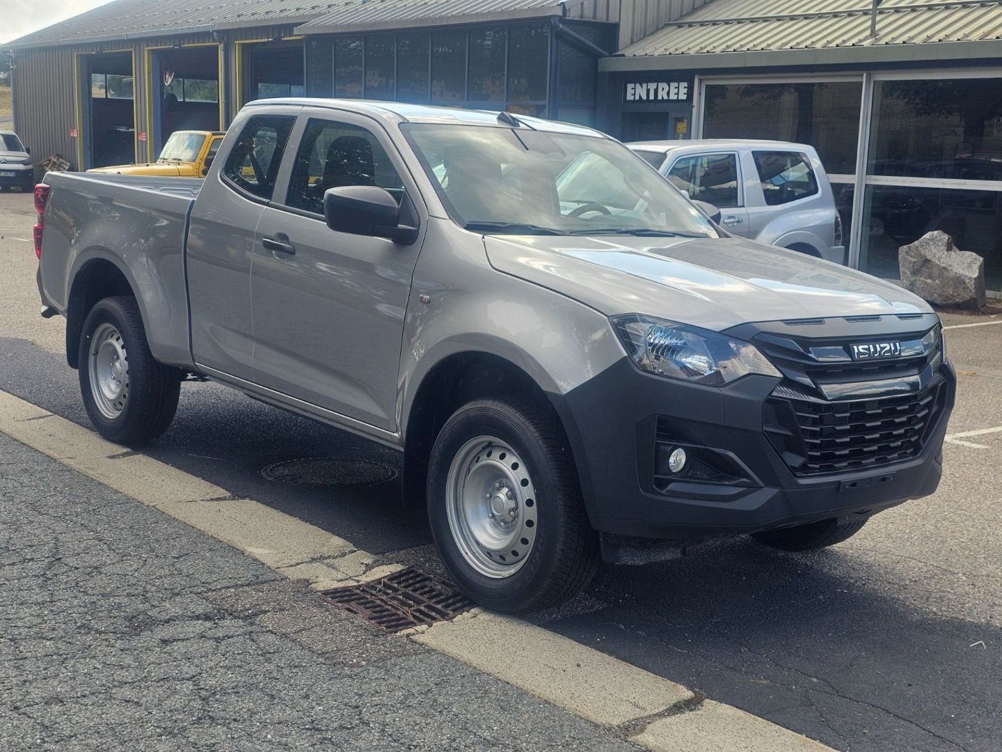 ISUZU D-MAX - 2.2L SPACE CABINE M T B-STRONG