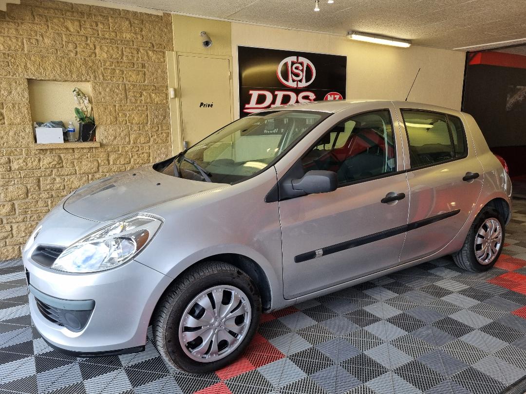 RENAULT CLIO III - 1.2L CLIM DISTRI VIDANGE PNEUS NEUF (2006)