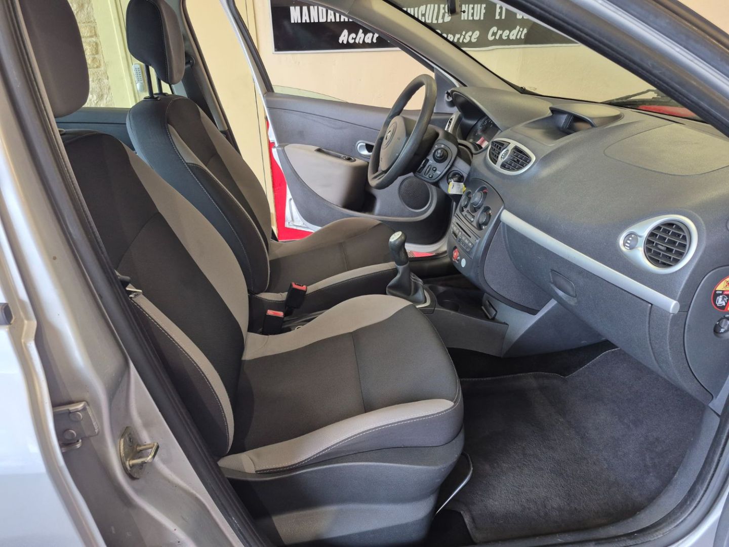RENAULT CLIO III - 1.2 l CRIT'AIR 1 CLIM DISTRI NEUVE