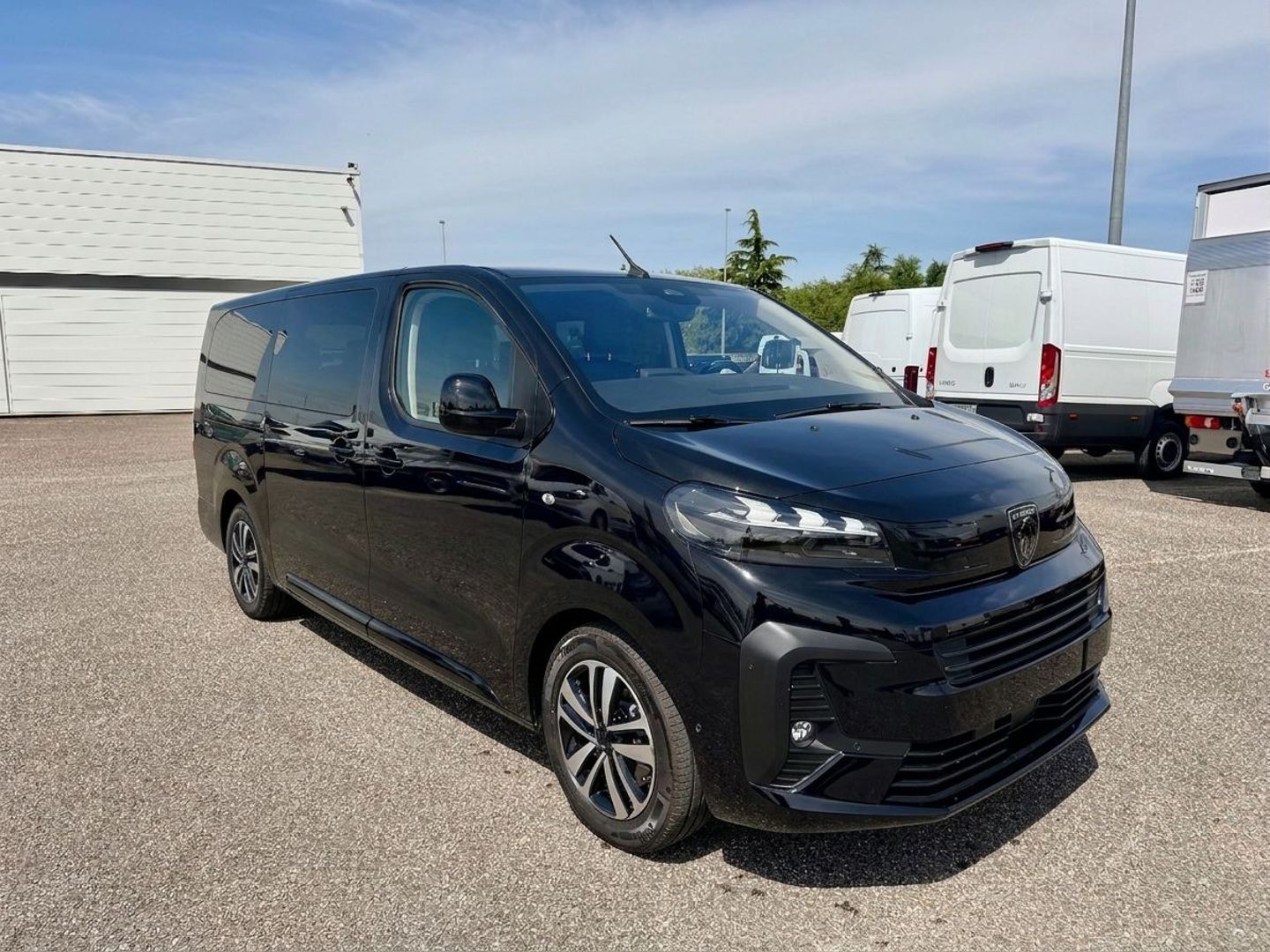 PEUGEOT TRAVELLER - XL 2.2 DIESEL 180 S&S EAT8 BUSINESS PACK (2026)