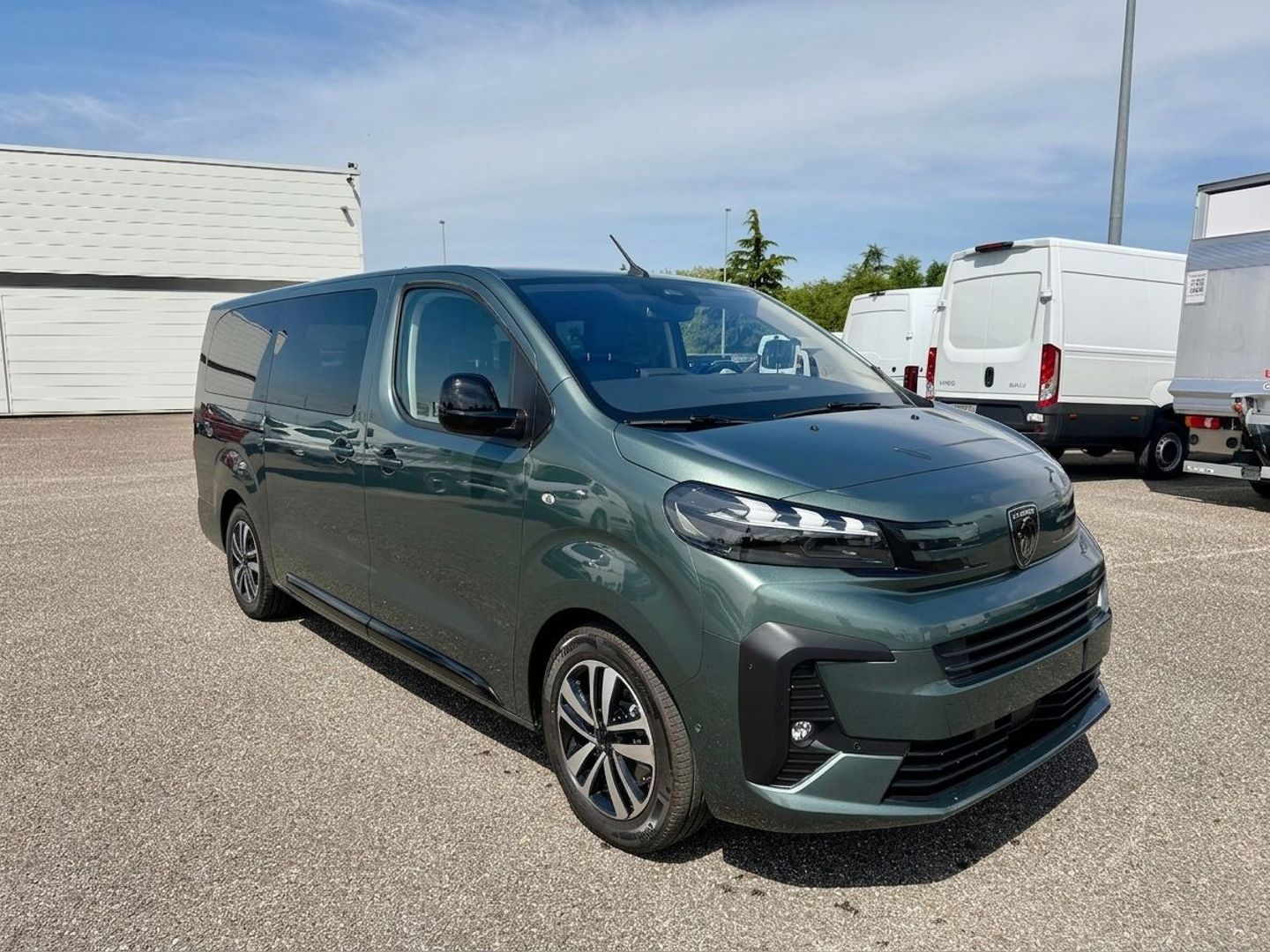 PEUGEOT TRAVELLER - XL 2.2 DIESEL 180 S&S EAT8 BUSINESS PACK (2026)