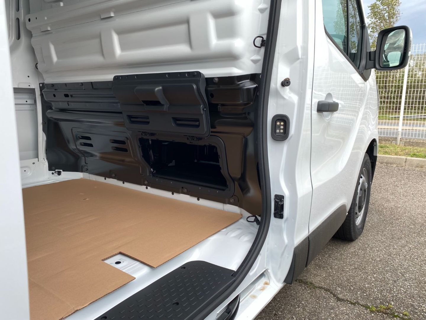 RENAULT TRAFIC FOURGON - L2H1 3T BLUE DCI 150 BVA9 GSR2 RED EDITION