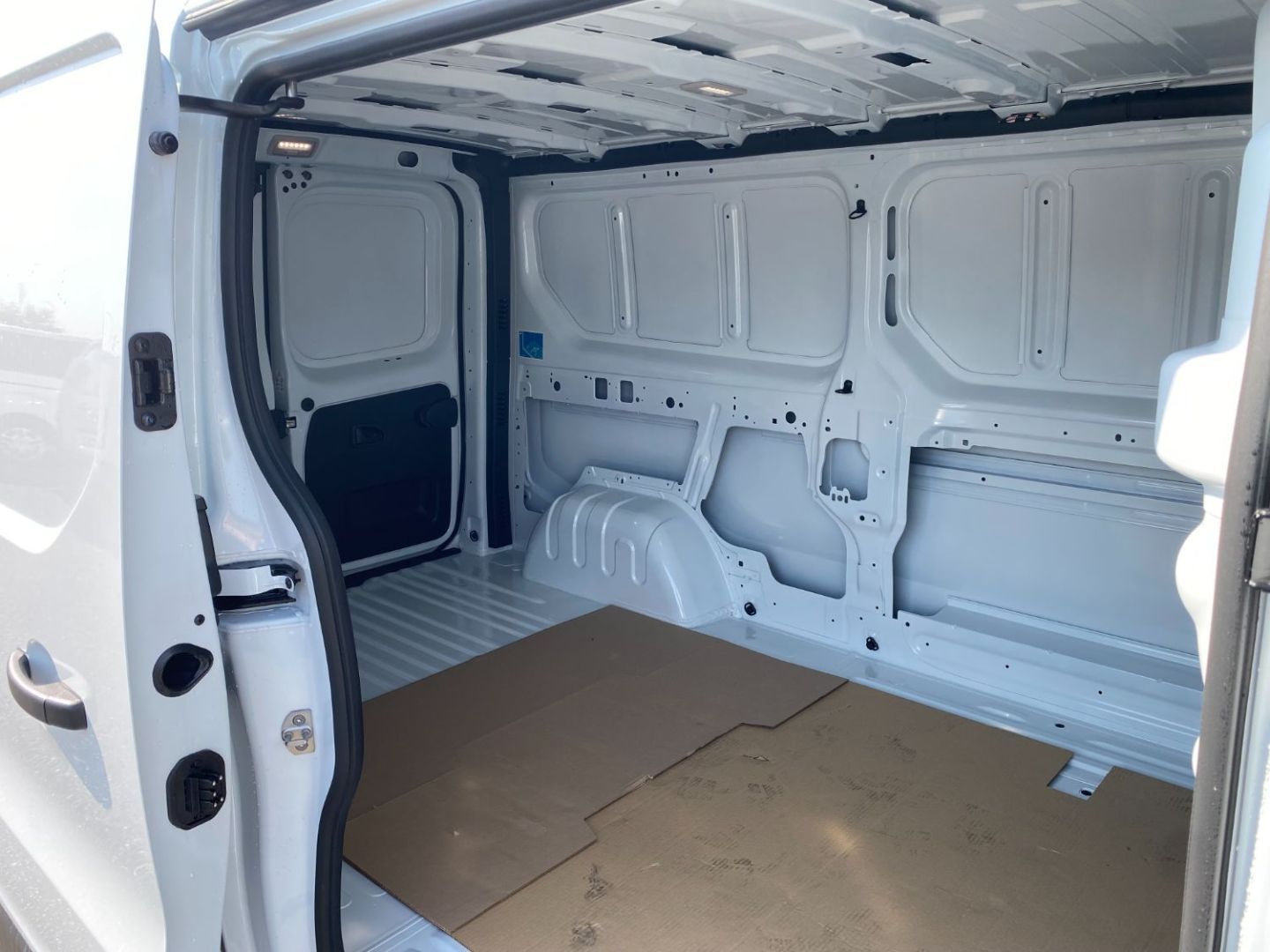 RENAULT TRAFIC FOURGON - L2H1 3T BLUE DCI 150 BVA9 GSR2 RED EDITION