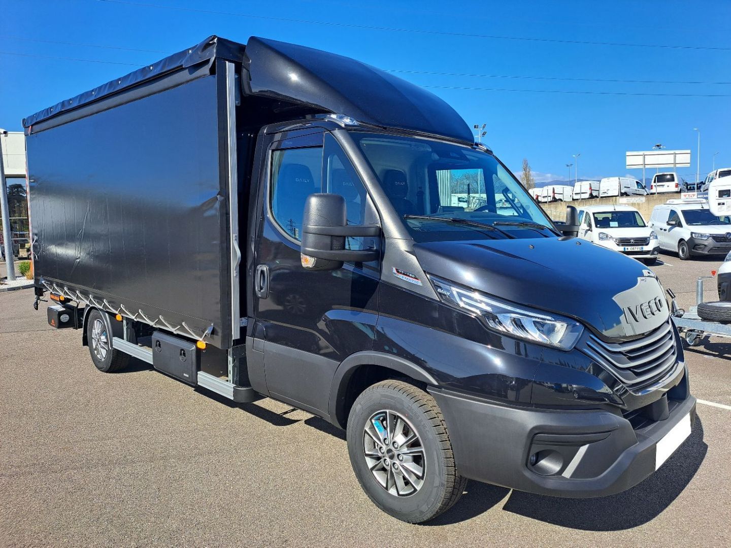IVECO DAILY CAISSE - 35S18 A8 180CV 3L REHAUSSABLE 22M3 (2025)
