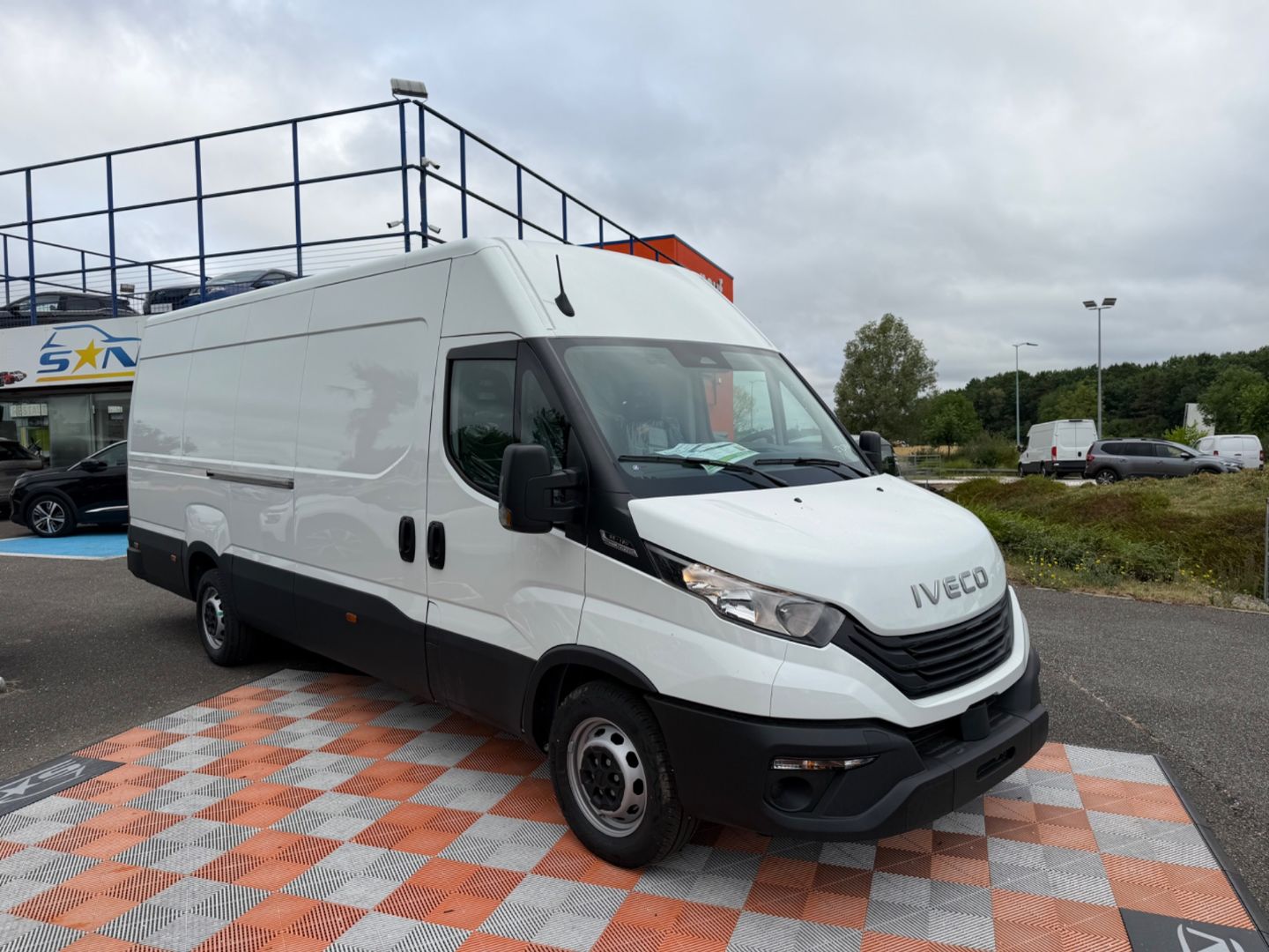 IVECO DAILY 35S FOURGON - 35S18 3.0 16m3 H2 180 HI MATIC BVA Clim Caméra Regul 37075HT