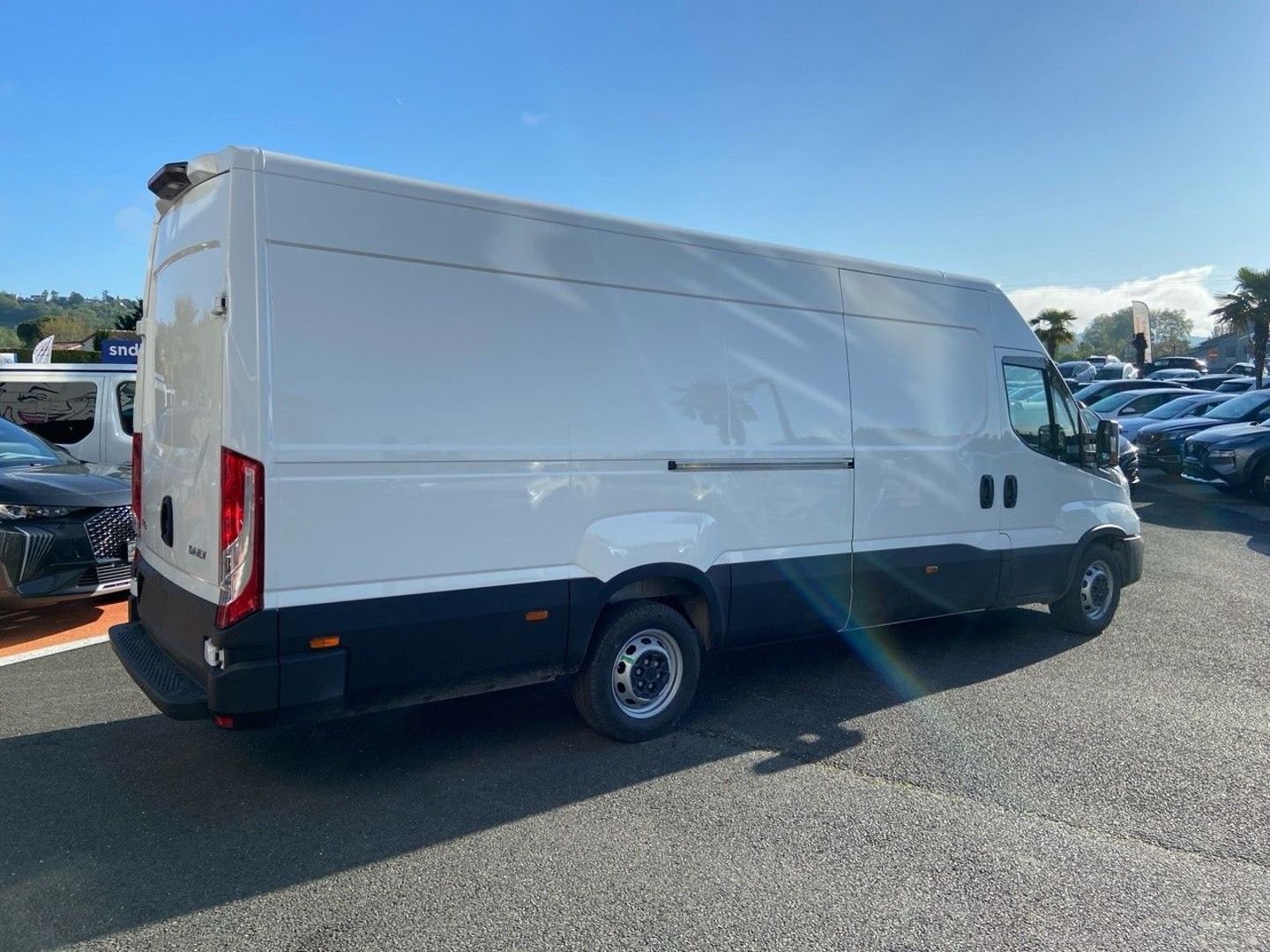IVECO DAILY 35S FOURGON - 35S18 3.0 16m3 H2 180 HI MATIC BVA Clim Caméra Regul 37075HT