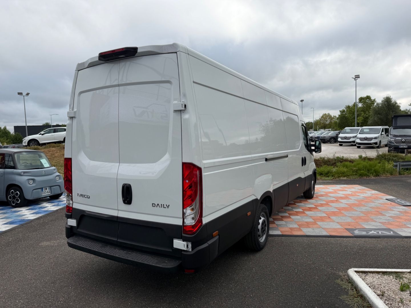 IVECO DAILY 35S FOURGON - 35S18 3.0 16m3 H2 180 HI MATIC BVA Clim Caméra Regul 37075HT