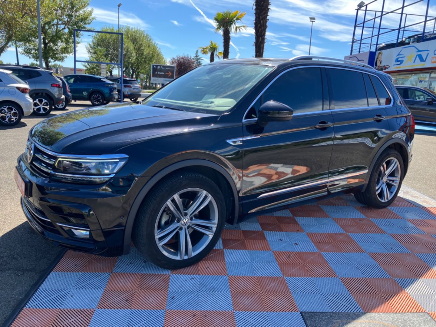 VOLKSWAGEN TIGUAN - 2.0 TDI 150 DSG CARAT EXCLUSIVE PACK R-LINE CUIR TOIT 1°MAIN (2020)