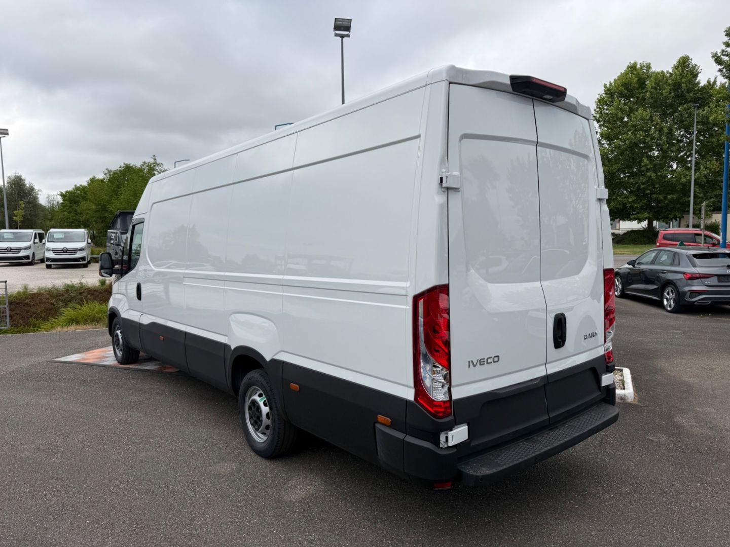 IVECO DAILY 35S FOURGON - 35S18 3.0 16m3 H2 180 HI MATIC BVA Clim Caméra Regul 37075HT
