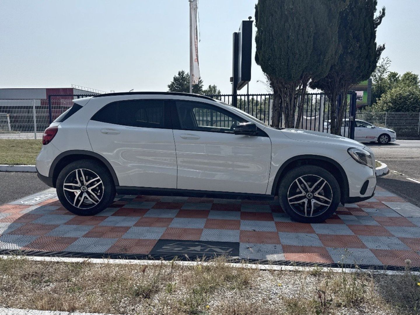 MERCEDES-BENZ GLA - 180D 7-g DCT SENSATION Pack Sport Black Hayon