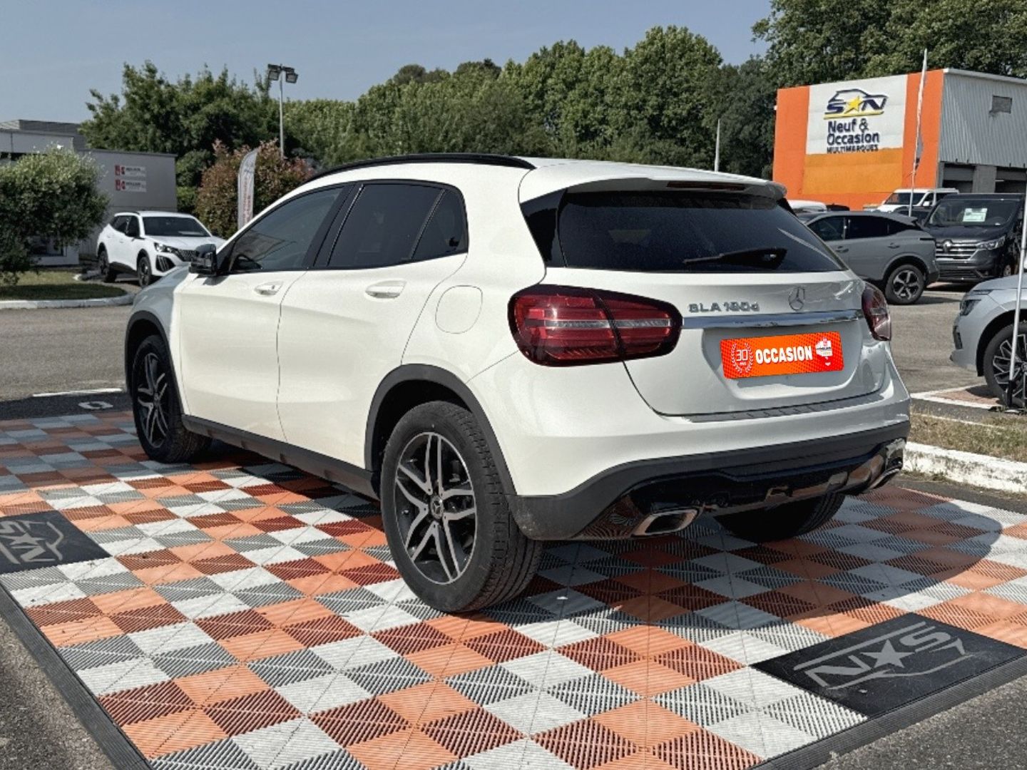 MERCEDES-BENZ GLA - 180D 7-g DCT SENSATION Pack Sport Black Hayon