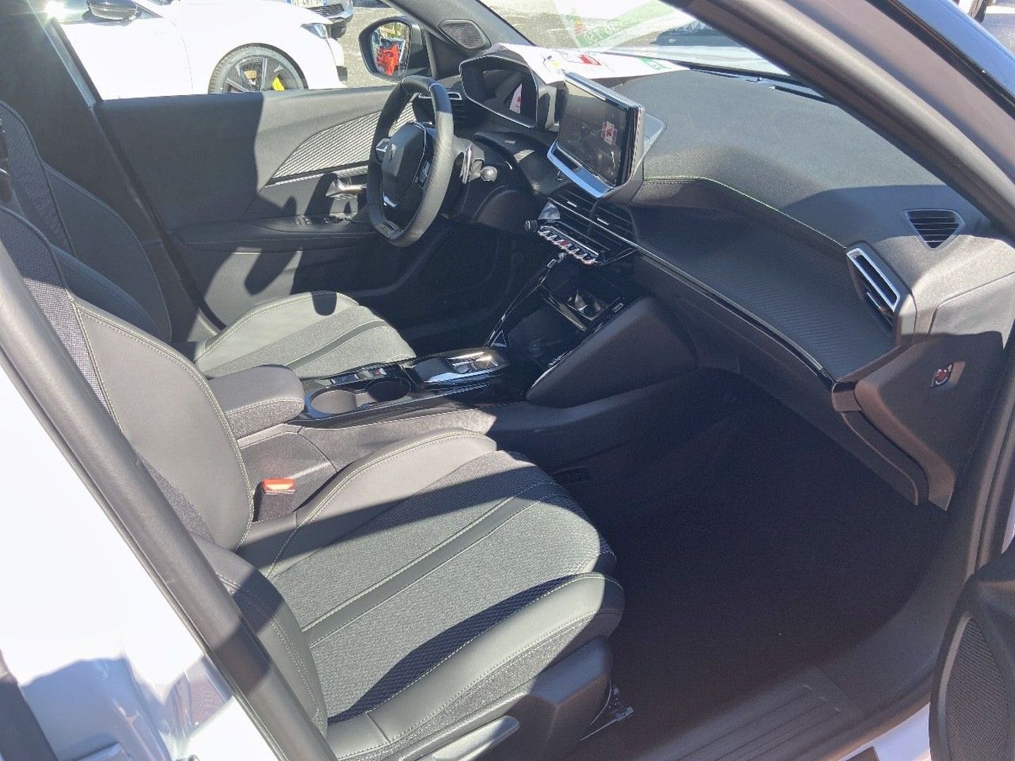 PEUGEOT 2008 - II (2) 1.2 Hybrid 145 GT e-DCS6 GPS Caméra 360° Pack Hiver