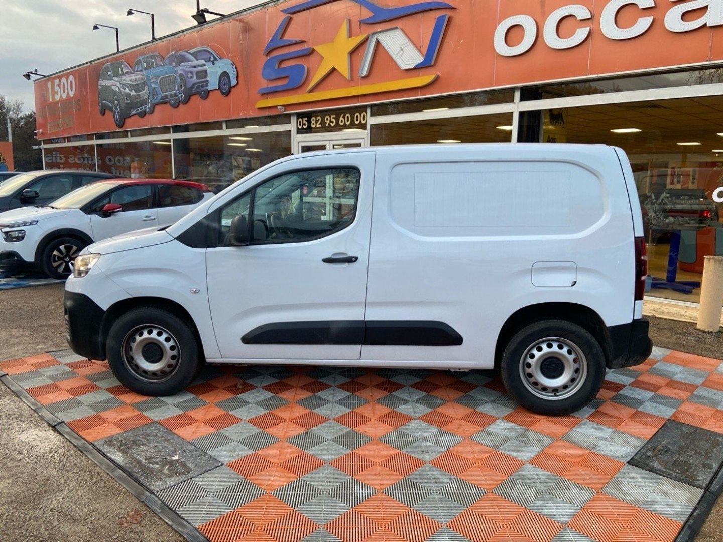 CITROEN BERLINGO FOURGON - M BlueHDi 100 CLUB 950 kg GPS Caméra Grip Pte Lat. Kit Bois 3 PL