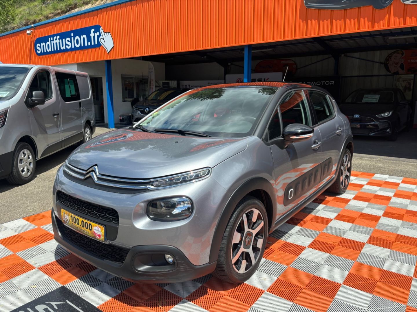 CITROEN C3 BlueHDi 100 SHINE GPS JA 17 Cross Urban Red
