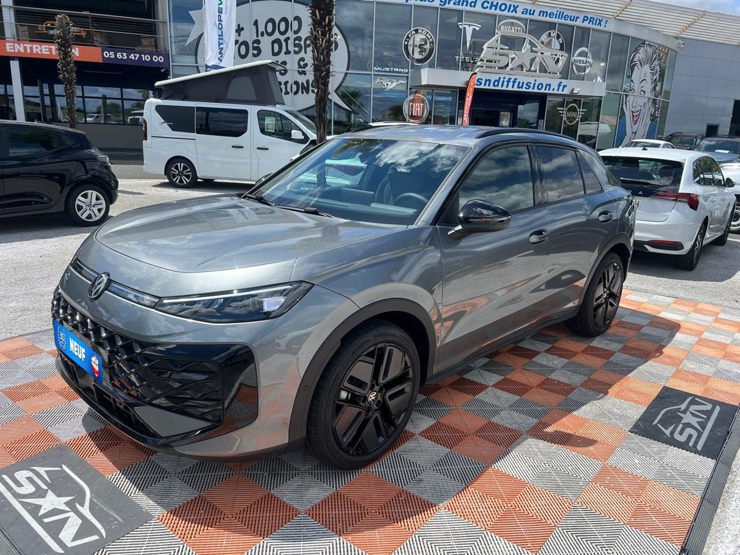 VOLKSWAGEN T-ROC - NEW 1.5 eTSI Hybrid 150 DSG7 R-LINE Pack Black JA 19" Pack Easy Open IQ Lights