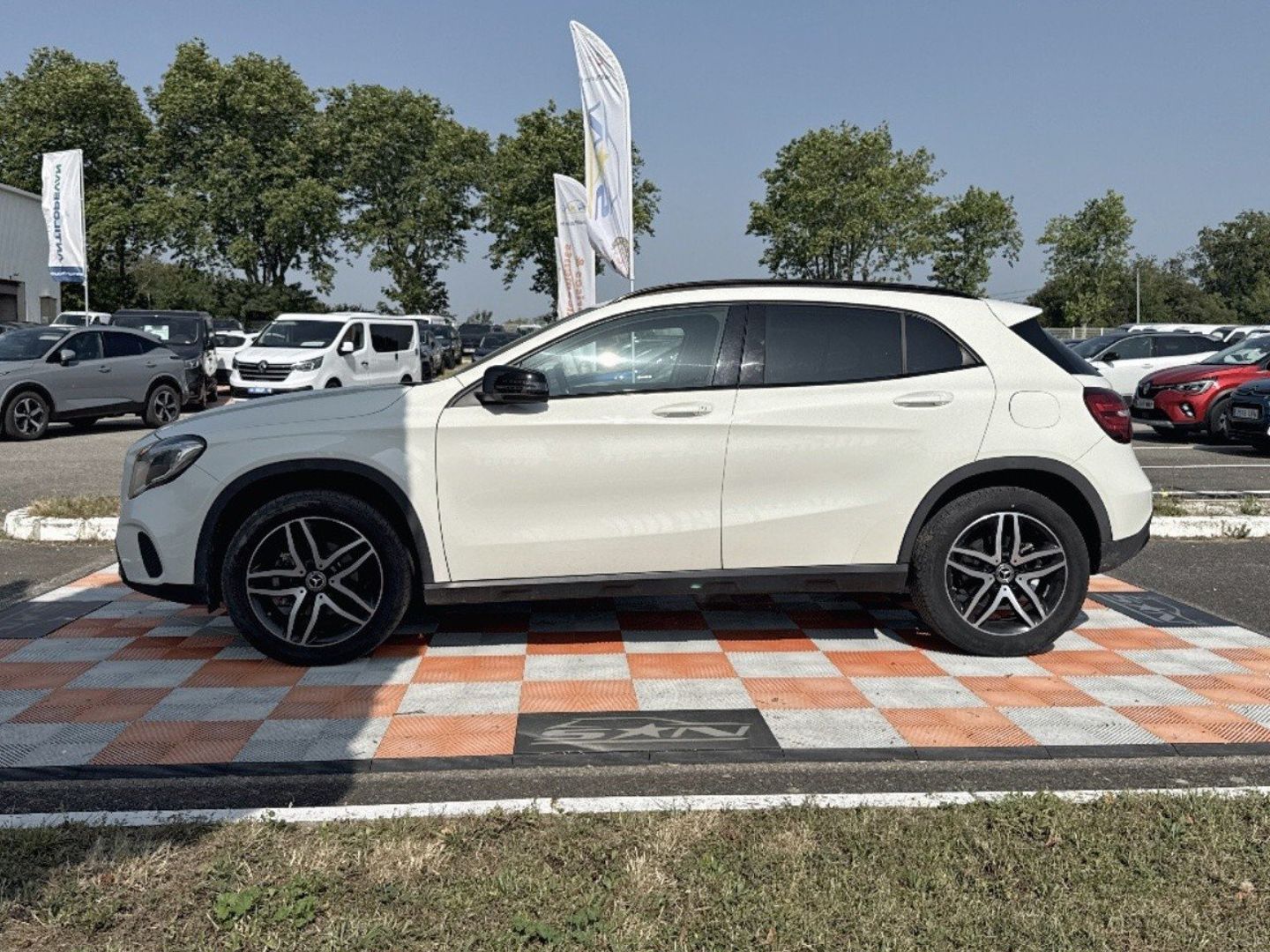 MERCEDES-BENZ GLA - 180D 7-g DCT SENSATION Pack Sport Black Hayon