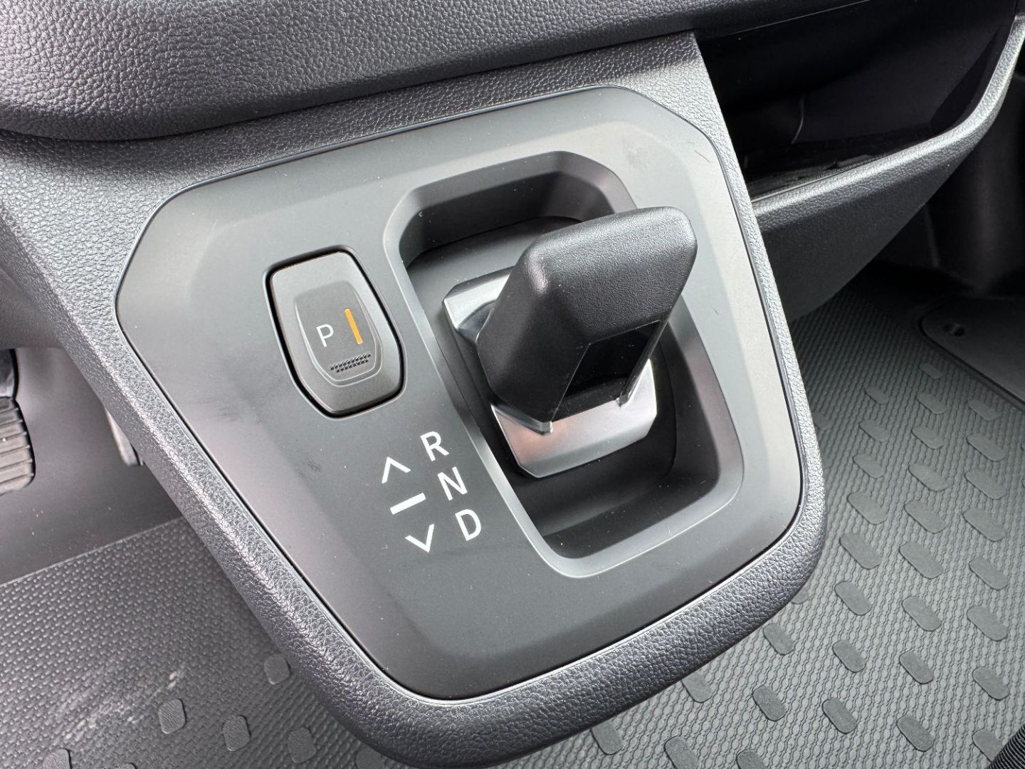 RENAULT TRAFIC FOURGON - L1H1 3T BLUE DCI 150 AUTO BVA9 RED EDITION (2025)