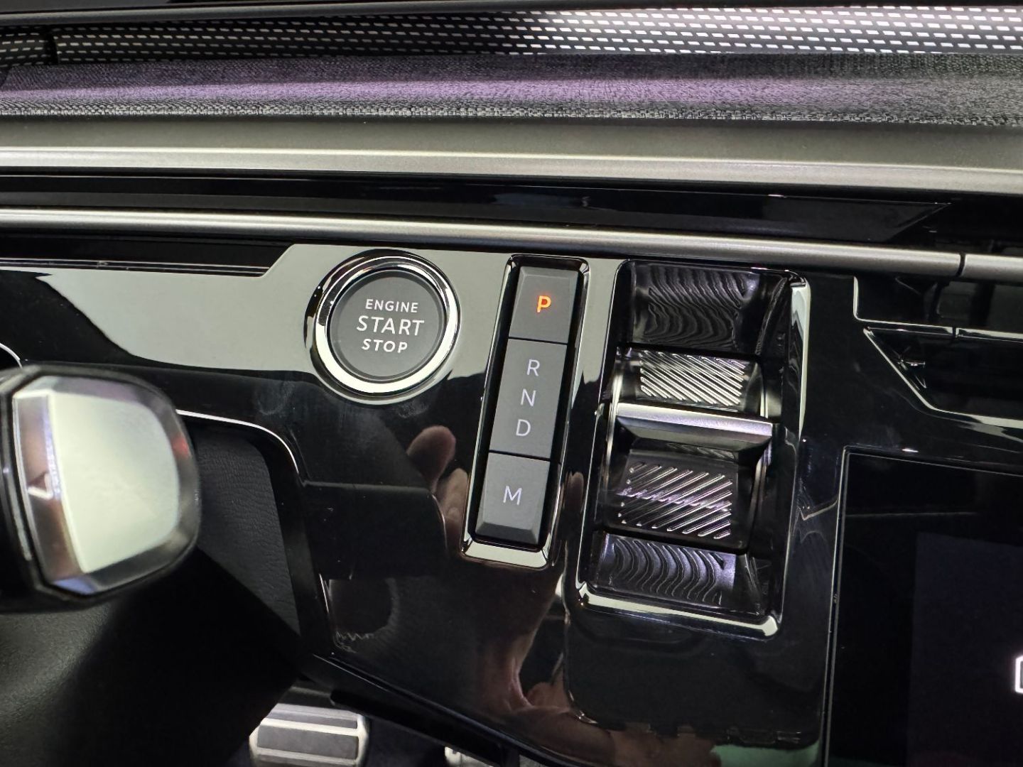 PEUGEOT 5008 - 1.2 Hybrid 145 GT e-DCS6 TOIT OUVRANT + 360°