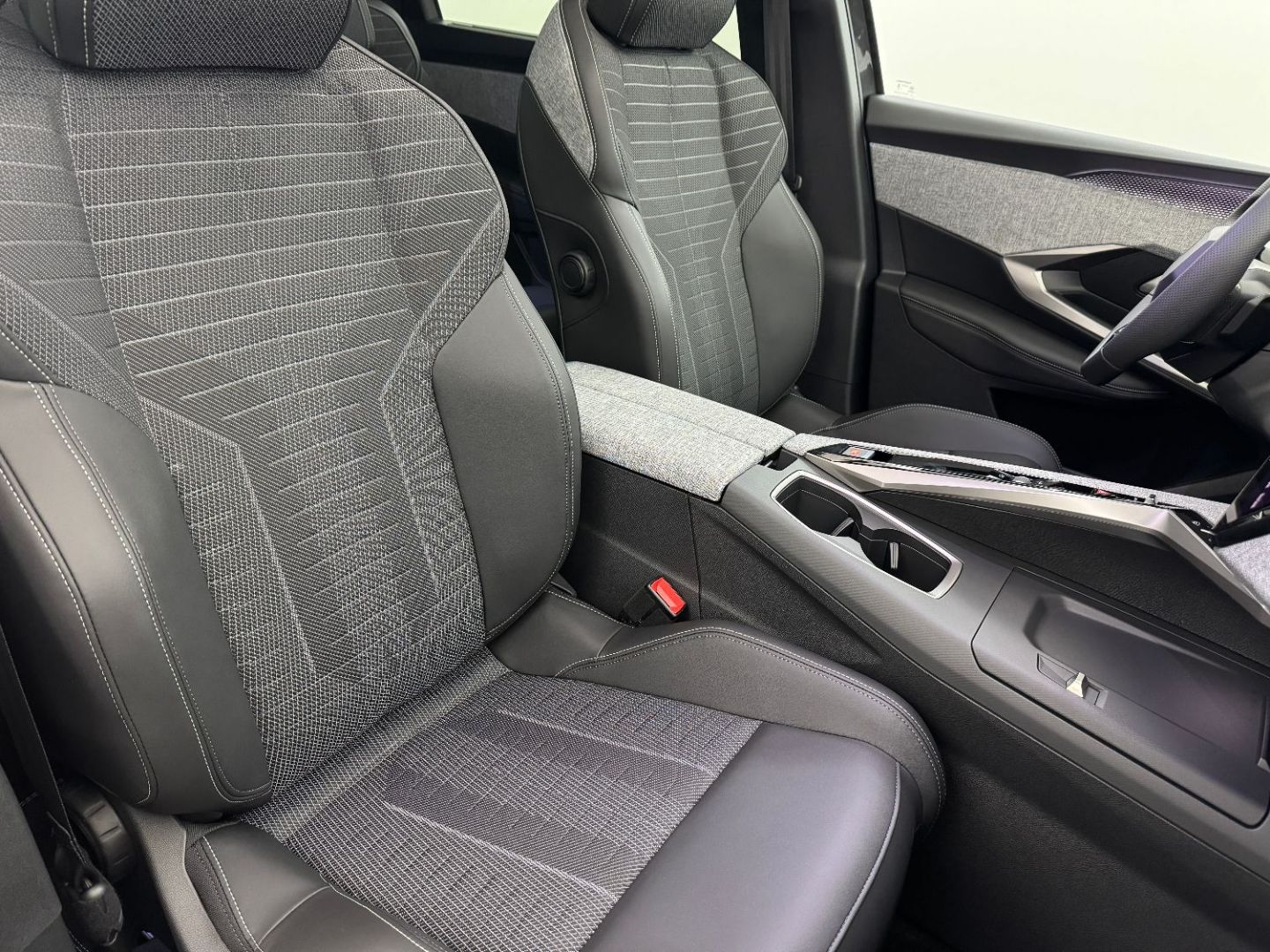 PEUGEOT 5008 - 1.2 Hybrid 145 GT e-DCS6 TOIT OUVRANT + 360°