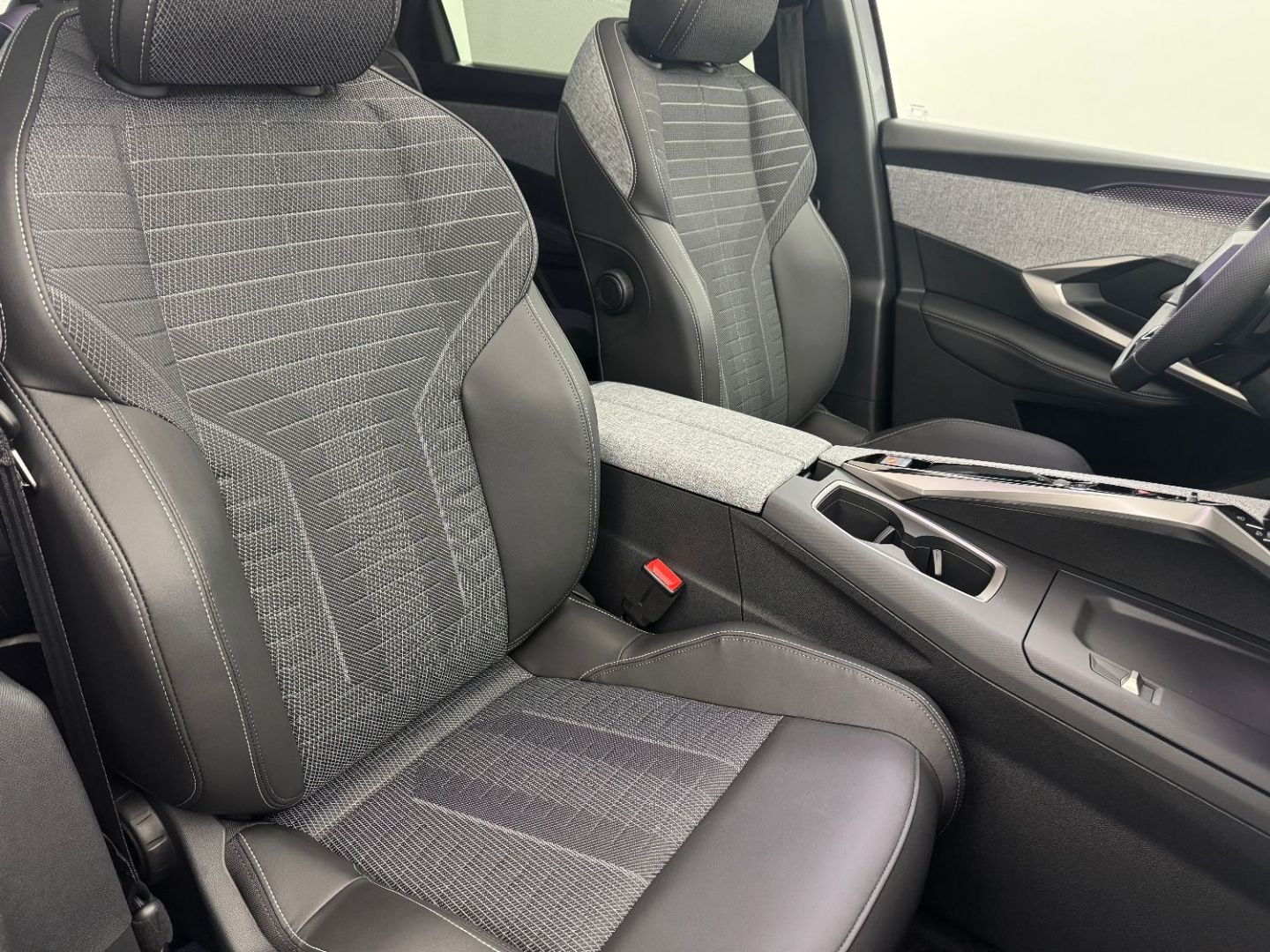 PEUGEOT 5008 - 1.2 Hybrid 145 GT e-DCS6 TOIT OUVRANT + 360°