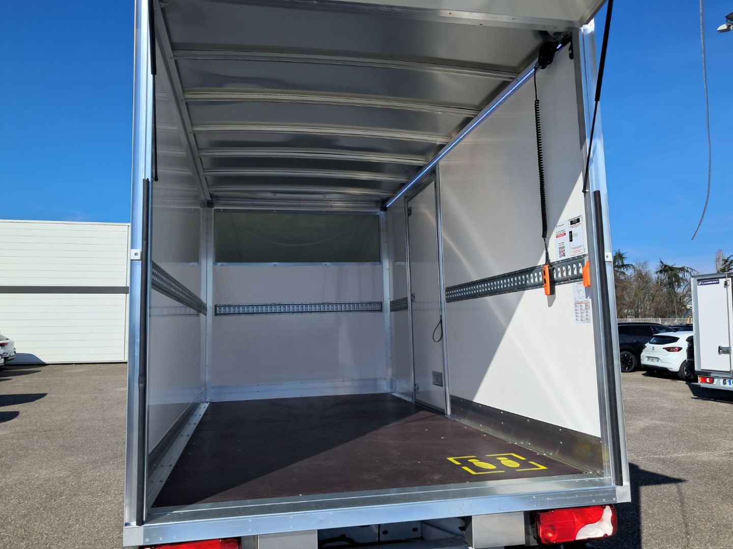 MERCEDES-BENZ SPRINTER CAISSE - 515 2L 150CV HAYON 20M3