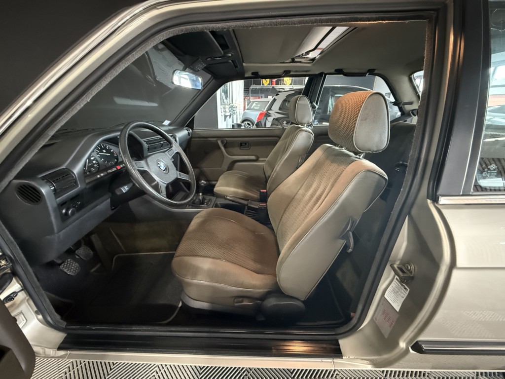 BMW Série 3 - 320i Coupé BVM5 (E30)