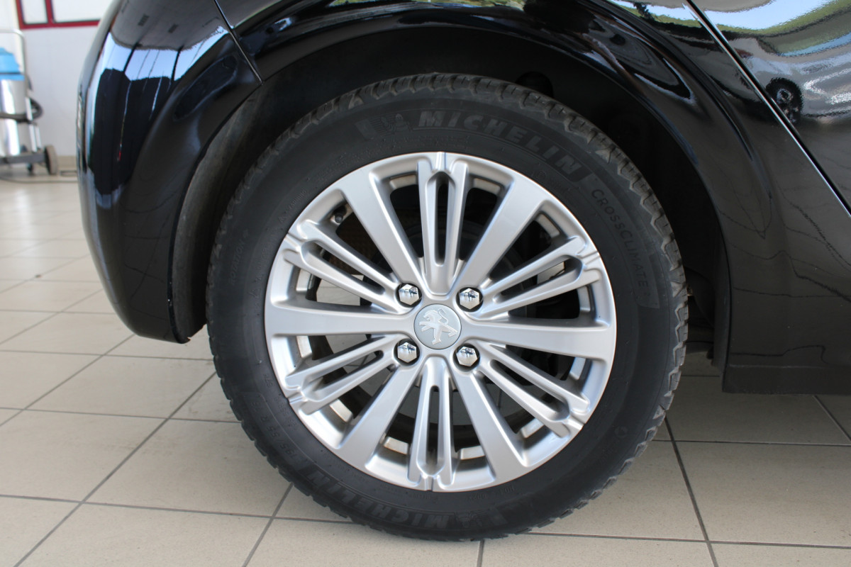 Peugeot 208 - Puretech 82 €6.c ALLURE
