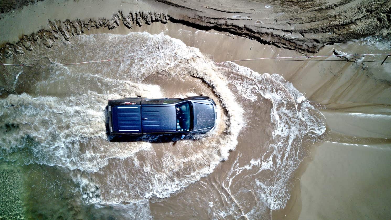 Photo d'un pick-up dans la boue